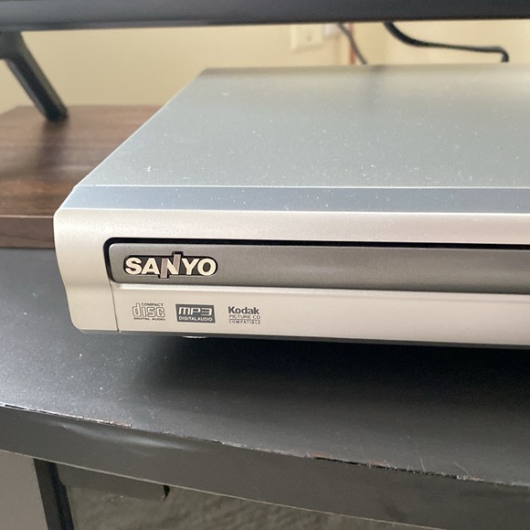 Sanyo. DVD player with remote - Picture 4 of 9